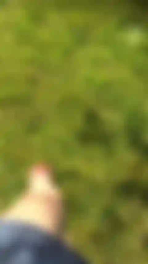 Ich laufe barfuß im gras, ein hochgenuss für fußfetischisten.