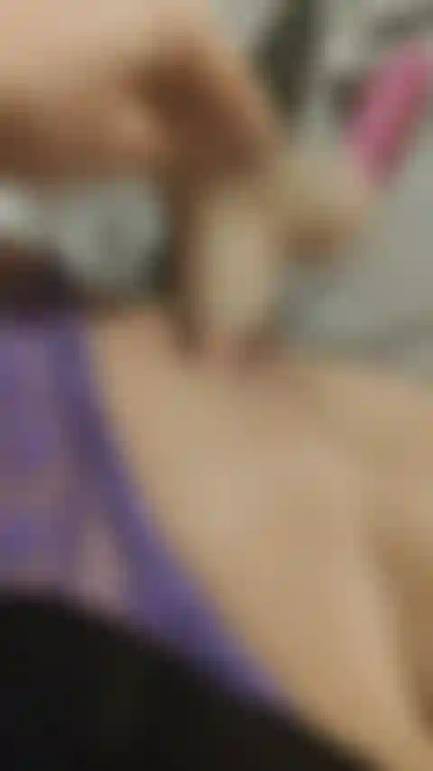 Ich masturbiere mit mehreren sexspielzeugen und einem dildo an meiner muschi.