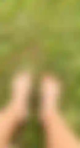 Genieße den rasen zwischen meinen zehen.