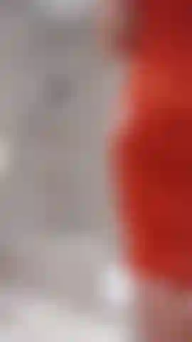 Eine schöne dusche nach einem tag am strand in spanien macht glücklich. Schöne bräunungsstreifen für fans sexy bikinizonen.