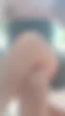 Auf einem balkon ohne höschen brumm ich liebe die ausstellung und den wind an meiner fotze.