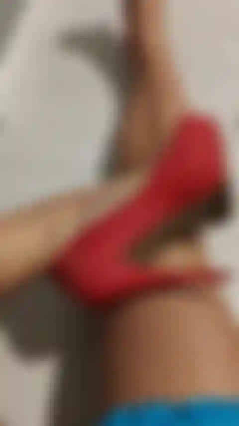 Ein fan von schwindelerregenden absätzen und nackten füßen. Dieses video wird sie begeistern. Meine roten absätze sind super sexy.