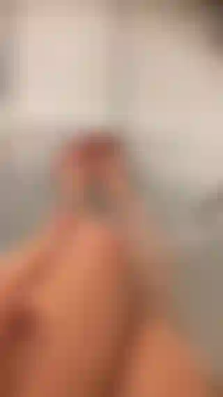 Herrin in ihrem bad schnell an der fußschlampe und massiere meine königlichen füße.