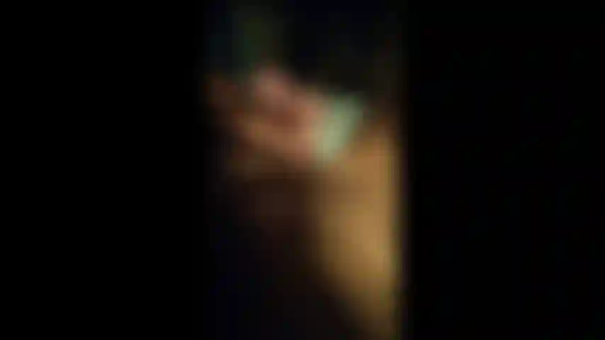 Sehr heißer fick, während draußen die flut ist. In unserem bett ist es klar. Ein guter harter fick, wie ich es mag, wenn er meine muschi fickt.