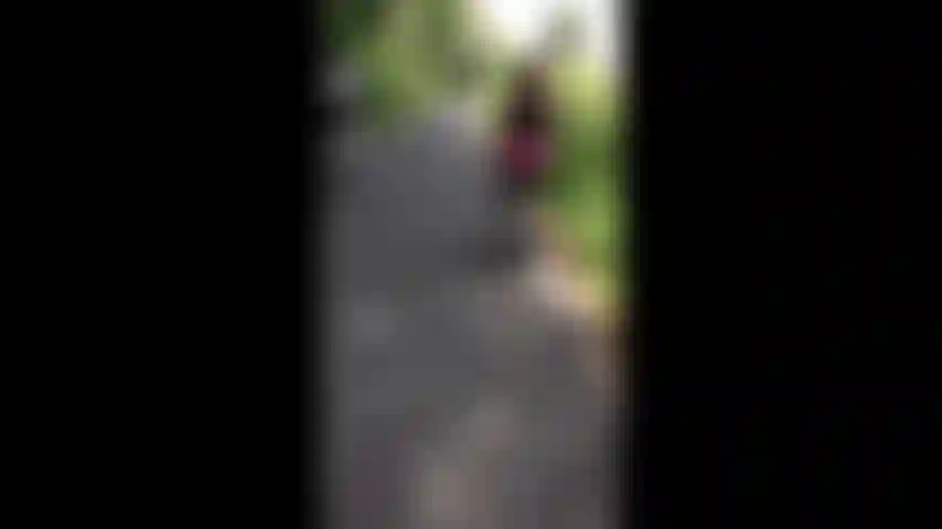 Exhib auf dem fahrrad. Fahre in einem tanga, oben ohne, und streichle mich selbst mitten auf der straße, einfach zu aufregend.