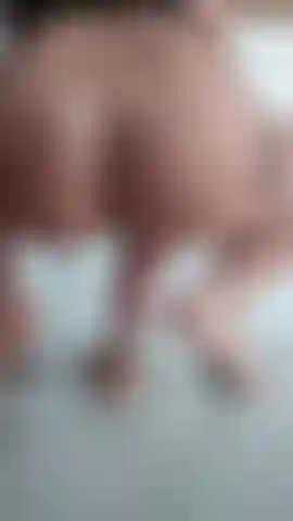 Ich ficke mich mit meinem dildo mit saugnapf. Fick meine muschi und meinen arsch in der ersten reihe für fans mit großem arsch.