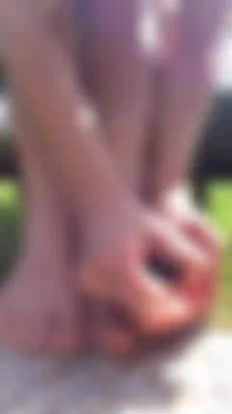 Trage fußlack vor der kamera auf, ideal für nackte füße und lackierte nägel.