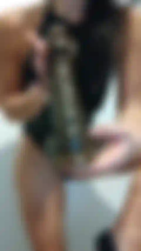 Schwarzer schwanz/muschi wird mit einem riesigen schwarzen dildo gefickt. Ich habe diesen riesigen schwarzen schwanz geliebt.