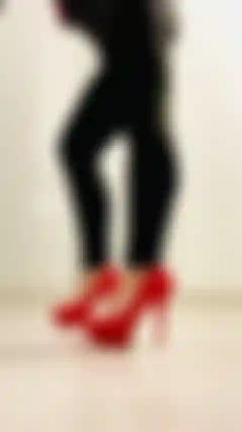 Domina heels für eine unterwürfige kleine schlampe.