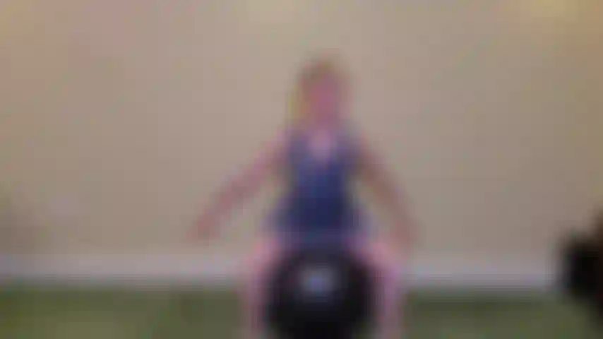 Trainiere schwanger mit dem gymnastikball.