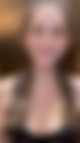 Oben ohne, mit echten schluckauf in französischen zöpfen, beim schminken.