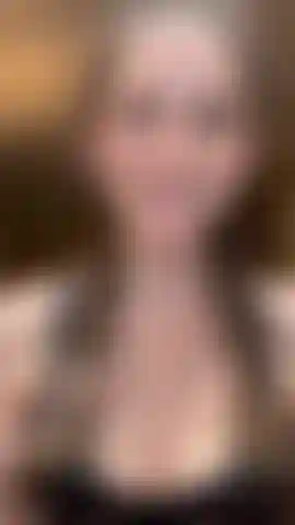 Oben ohne, mit echten schluckauf in französischen zöpfen, beim schminken.