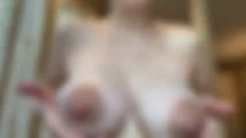 Milchig angeschwollene titten, eingeölt und spritzen.