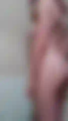 Lucy – nackter körper vor dem duschen.