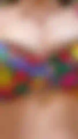 Die in einen winzigen bikini gequetscht sind.