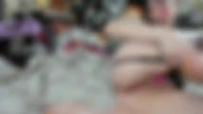 Goth-mädchen fickt dich und lässt dich ihre füße anbeten.