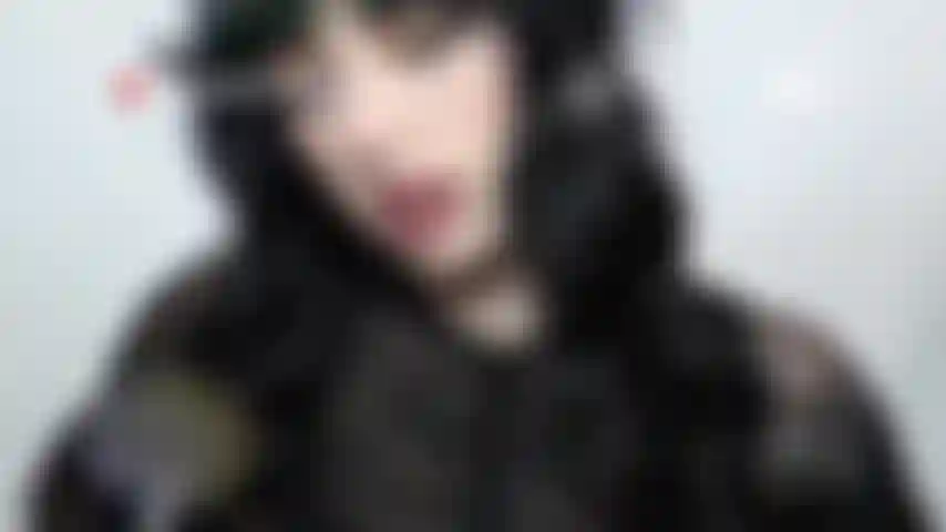 Angel knebelt und fickt sich.