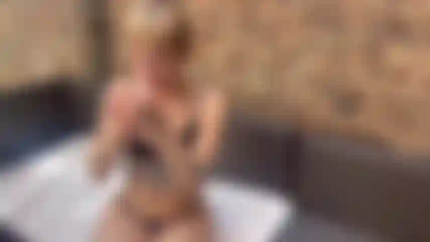 Eine bikini-göre, die raucht und dich ignoriert.