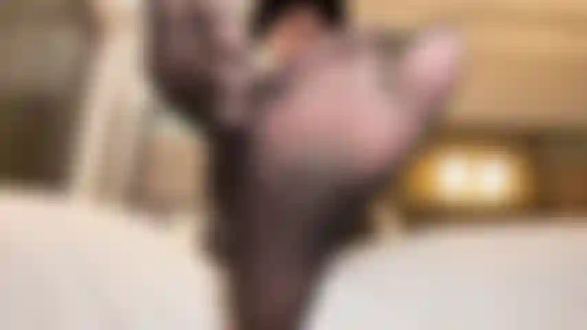 Eine riesin, die ihre füße anbetet.