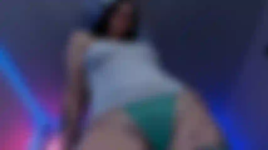 Die muschi neckt und ablehnt.