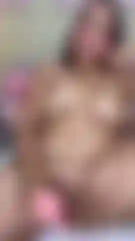 Der dildo gleitet hinein, meine muschi klammert sich fest, während stöhnen über meine lippen kommt.