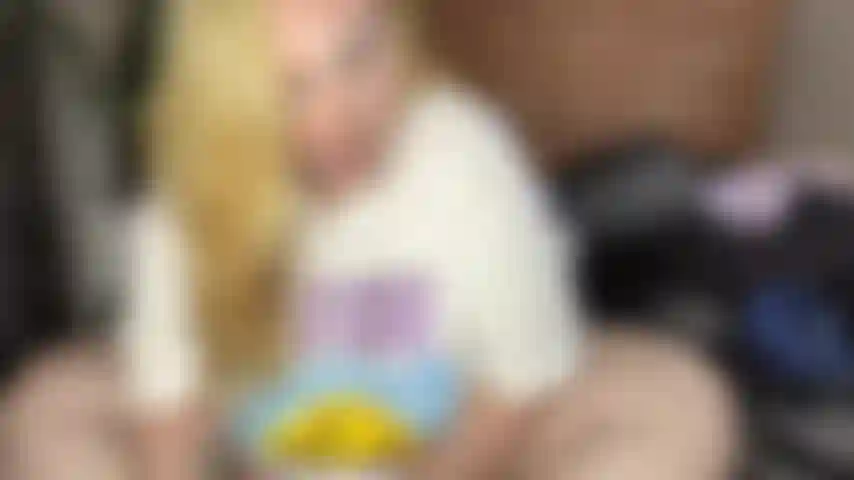 Ein augenrollender orgasmus mit dildoreiten.