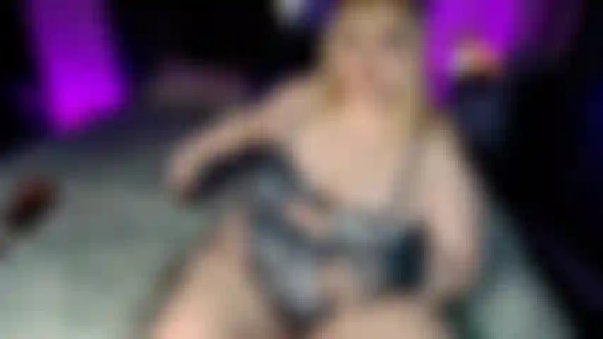 Nackter arsch, der sich beugt/bumst.