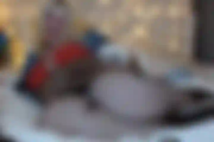 Fußanbetung in netzstrümpfen und bratz-puppen-cosplay.