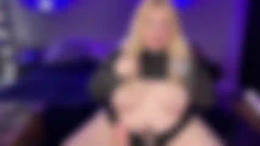 Eine göttin, die mit heraushängendem bauch rülpst