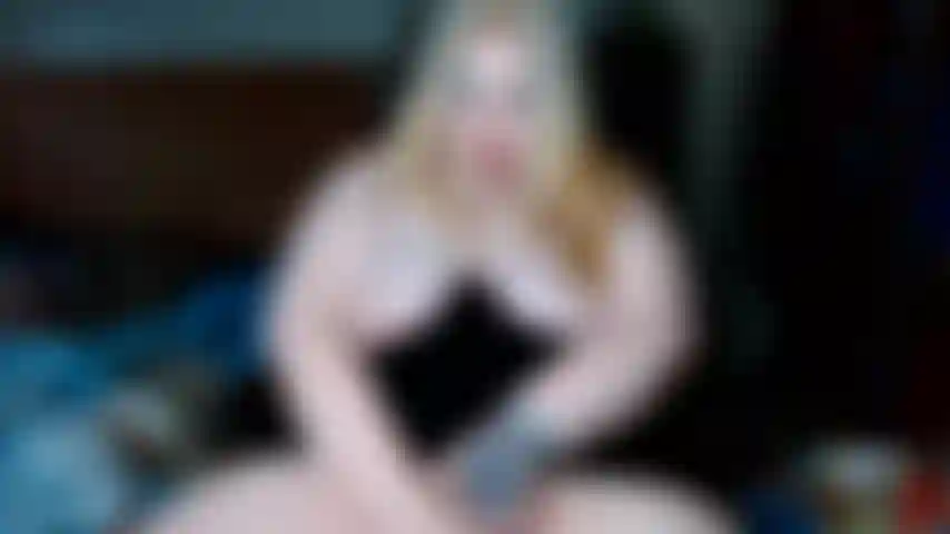 Die mit 3 neuen spielzeugen masturbiert.