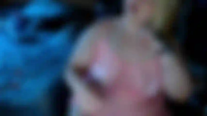 Berühre mich vor der kamera.