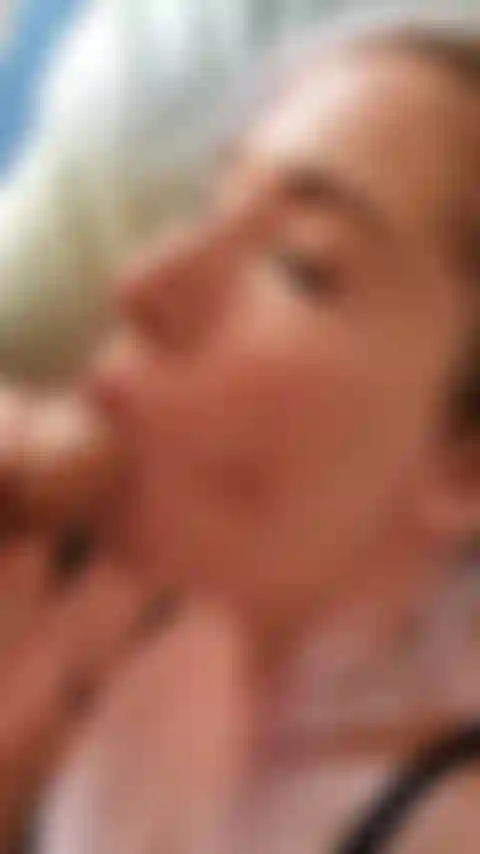 Einen echten schwanz mit gesichtsbesamung lutscht.