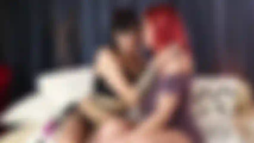 Eine lesbe, die mit einem dildo spielt.