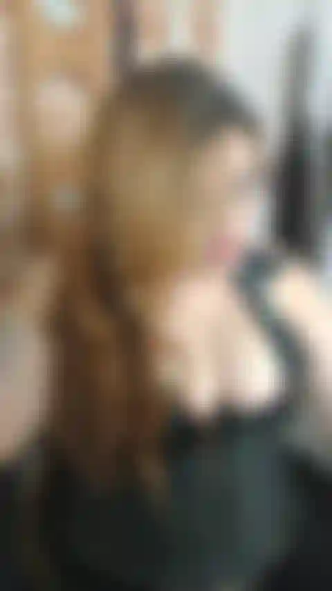 Ich bin herrin mara, bitte wurm, zu meinen füßen zu sein, du willst mir dienen, ich weiß ...