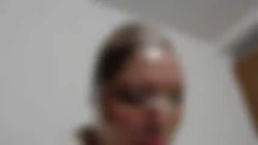 Devote leah mit weißer maske und höschen im mund, bekommt wasserstrahlen, um mit ihrem atem zu spielen.