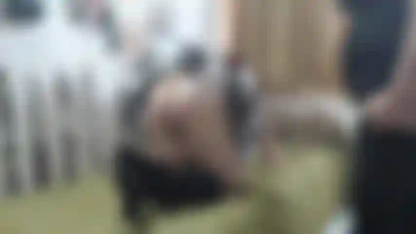 Devote leah, spanking mit holzstock und pferdestock (auf der rennbahn gekauft).