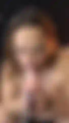 Deep throat mit viel speichel, spielzeug in der maschine.