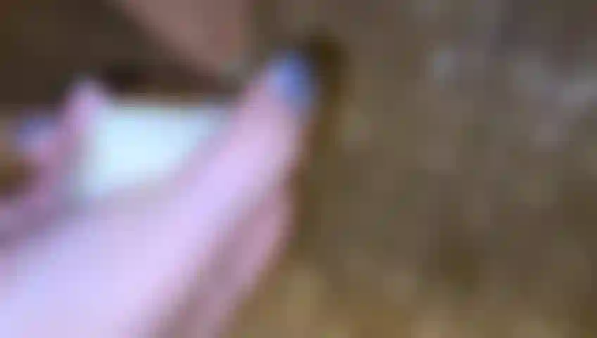Teenagerfüße unter der dusche waschen.Latina-göttin <span translate='no'>VixenVioletBlue</span> mit blau lackierten zehen wäscht ihre zehen und fußsohlen mit seife.