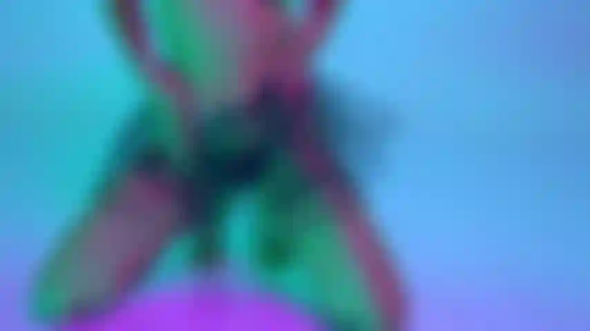 Schau mir zu, wie ich meine schwarzen dessous ausziehe.