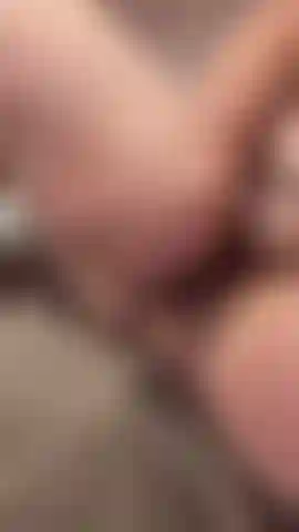 Ich benutze mein spielzeug, um meine nackte muschi zu ficken... Hör, wie nass ich mit meinem spielzeugcock werde, dann reibe ich meine klitoris bis zum orgasmus (du kannst mich beim orgasmus hören).