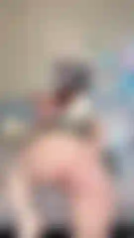 Freches schulmädchen spielt mit einem dildo.