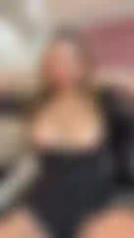 Jede reibung ist ein feuer, das ich mit jedem stöhnen schüren möchte.