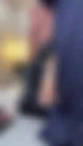 Ihre königin sitzt auf dem thron.