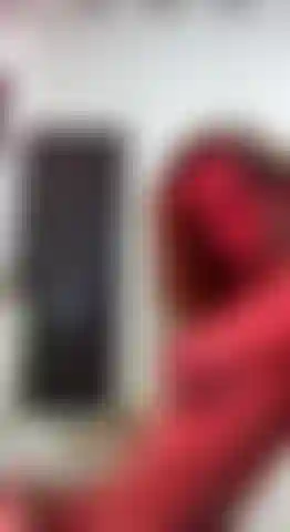 Spiele mit einem dildo im arsch und spritze ab.