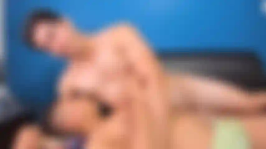 Nippel spielen und brust massieren.