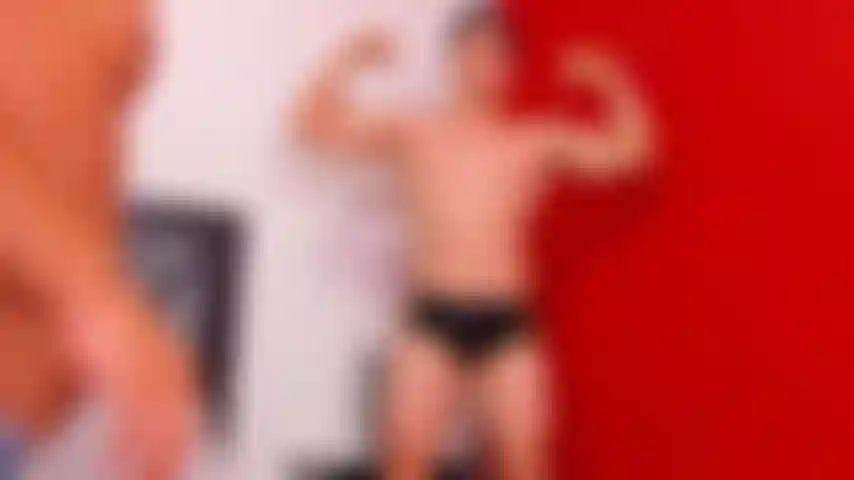 Felipe beuge seinen körper, marcello, berühre seine muskeln, sauge und spritze ihm in den mund.