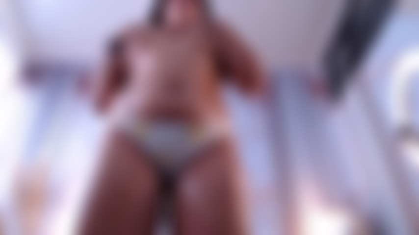 Nackt, bewege mich zum rhythmus und lasse meinen körper für sich sprechen.