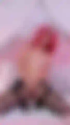 Schau mir zu, wie ich meine finger in meine enge und saftige muschi schiebe.