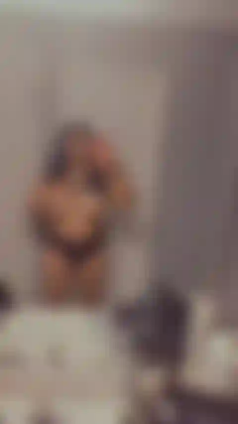 Stripperin mit wackelnden schenkeln und titten!