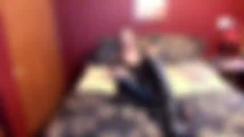 Schwarzer stiefelfetisch - ich trage schwarze lederstiefel mit spitzen zehen und sage ihnen mit meinem dildo, dass ich ihnen einen fußjob geben werde, wobei meine stiefel sie ermutigen, darauf zu spritzen.